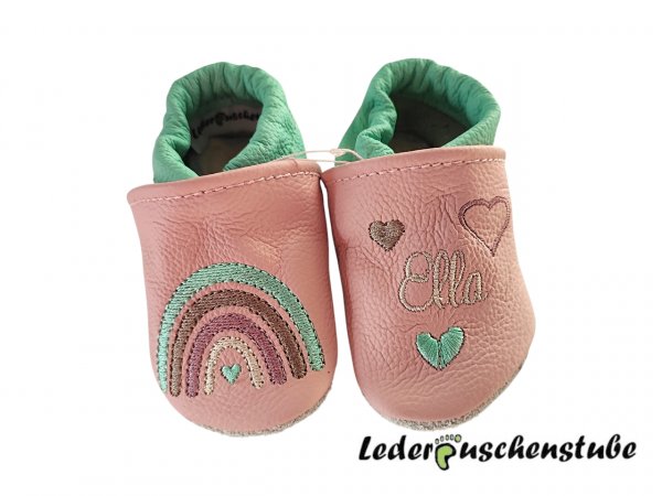 Lederpuschen rosa-mint, mit Stickerei Regenbogen mint-cappuccino-altrosa-rosa Herz mint rechts und links Namen beige mit Herzen cappuccino-altrosa-mint